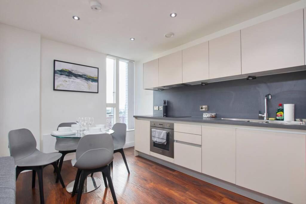 Lovely Apartment - Private Parking - Stadium Views Manchester Exteriér fotografie
