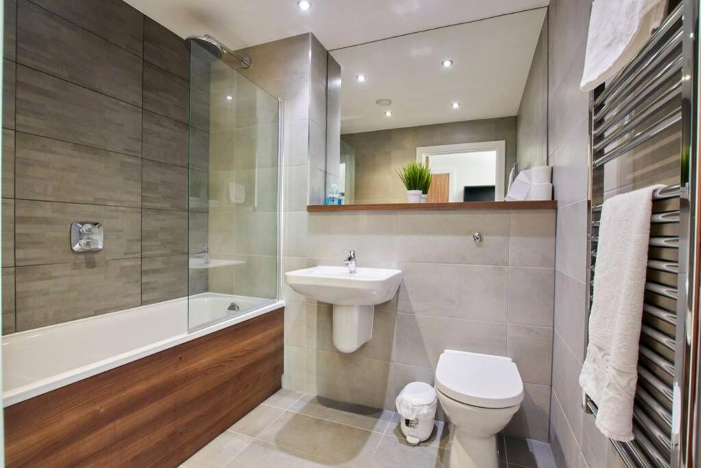 Lovely Apartment - Private Parking - Stadium Views Manchester Exteriér fotografie